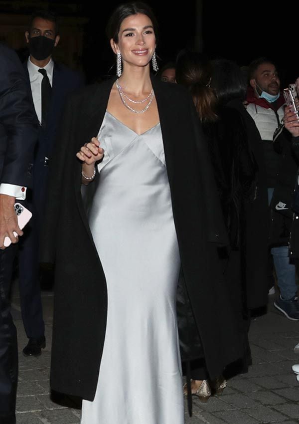 Sandra Gago con vestido plateado
