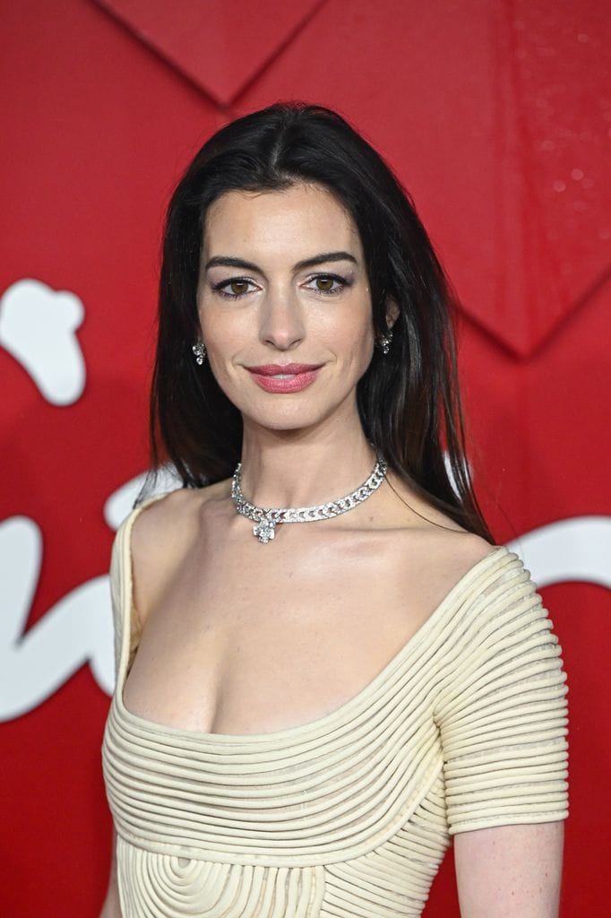 Anne Hathaway procura mantener una apariencia natural y fresca para todos los eventos a los que asiste.