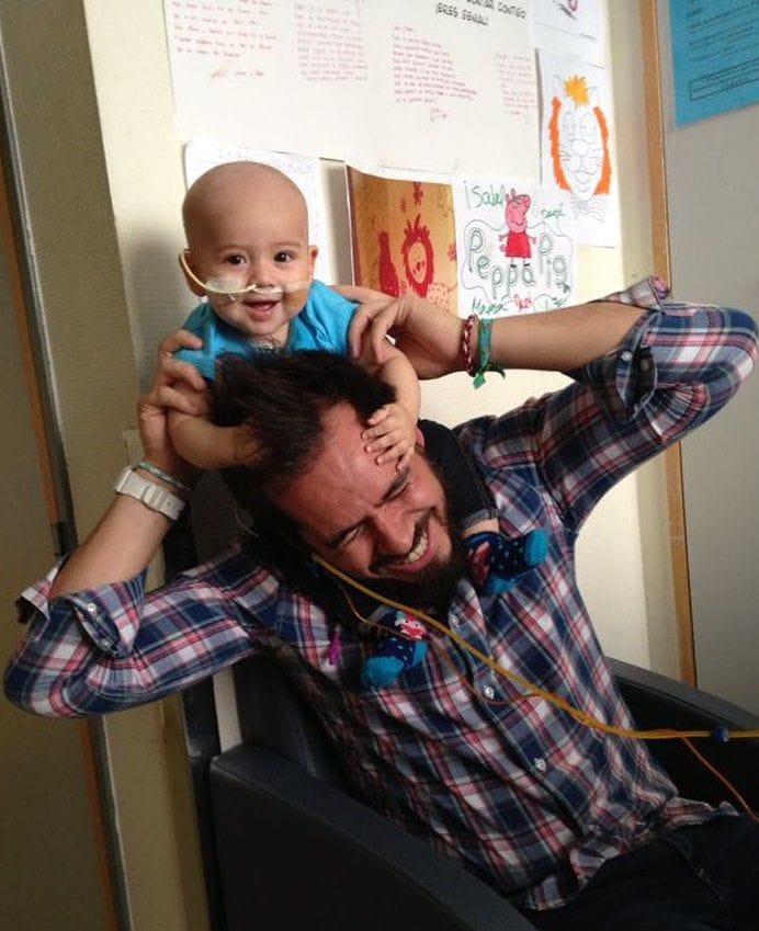 Isa con 6 meses, en el hospital con su padre