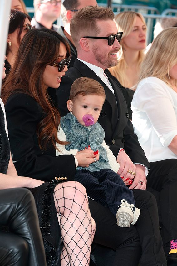 Macaulay Culkin y su pareja Brenda Song con su bebé