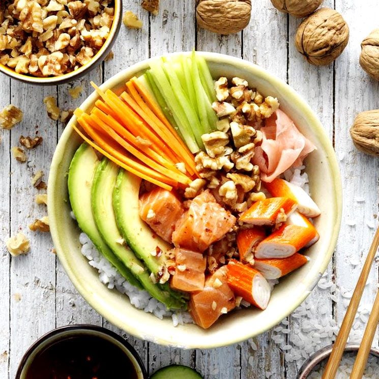 Sushi bol de salmón y nueces