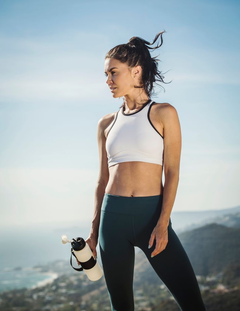 Mujer descansa tras entrenar