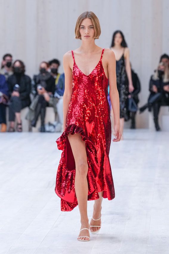 Gal Gadot con vestido de Loewe en el estreno de 'Alerta Roja'