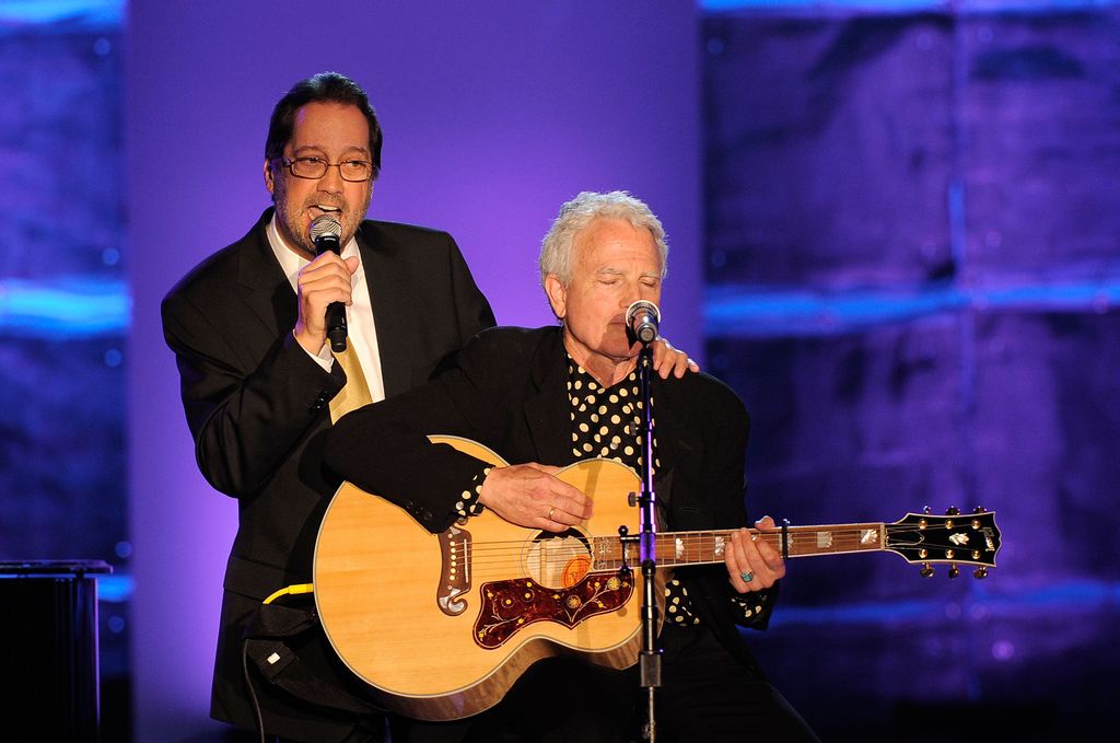 Billy Steinberg actuando junto a Tom Kelly, su fiel colaborador