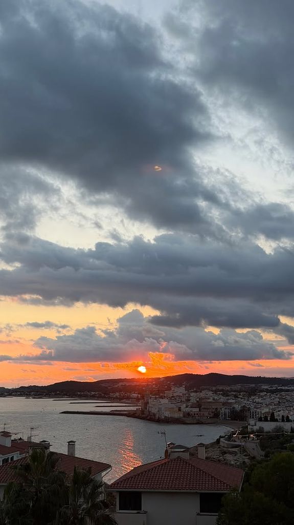 Una vista del atardecer desde su lugar de descanso en Sitges