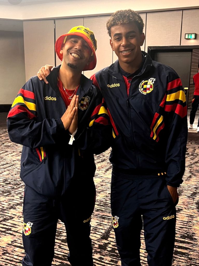 Mounir Nasraoui junto a su hijo Lamine Yamal, estrella del Barcelona y la Selección de España.
