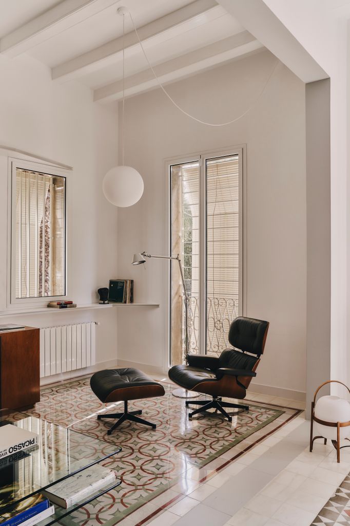 Rincón de lectura con sillón y puf de vitra