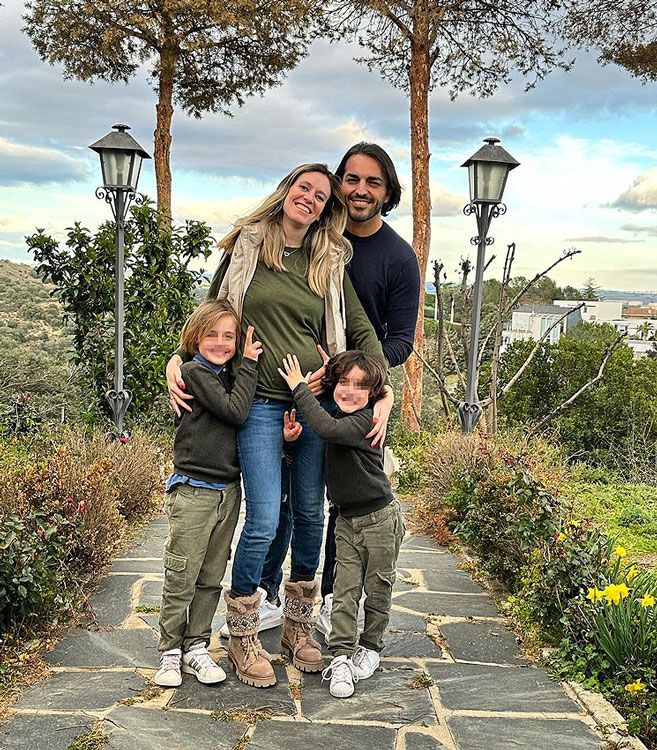 Andrea Prat junto a su marido y sus dos hijos 
