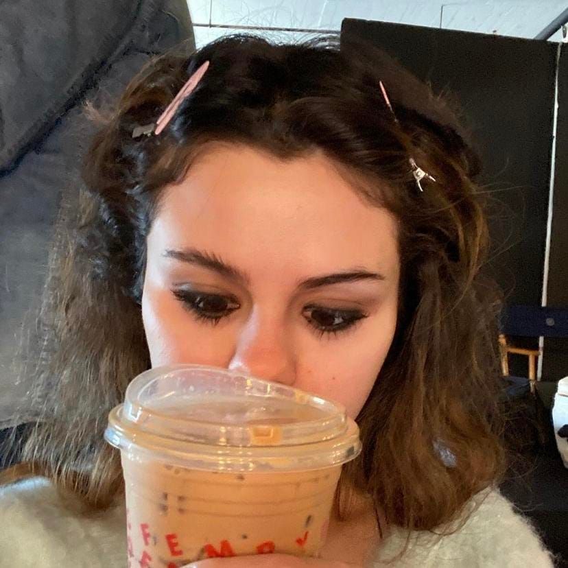 No importa la agenda apretada de la cantante, siempre habrá tiempo para un café helado