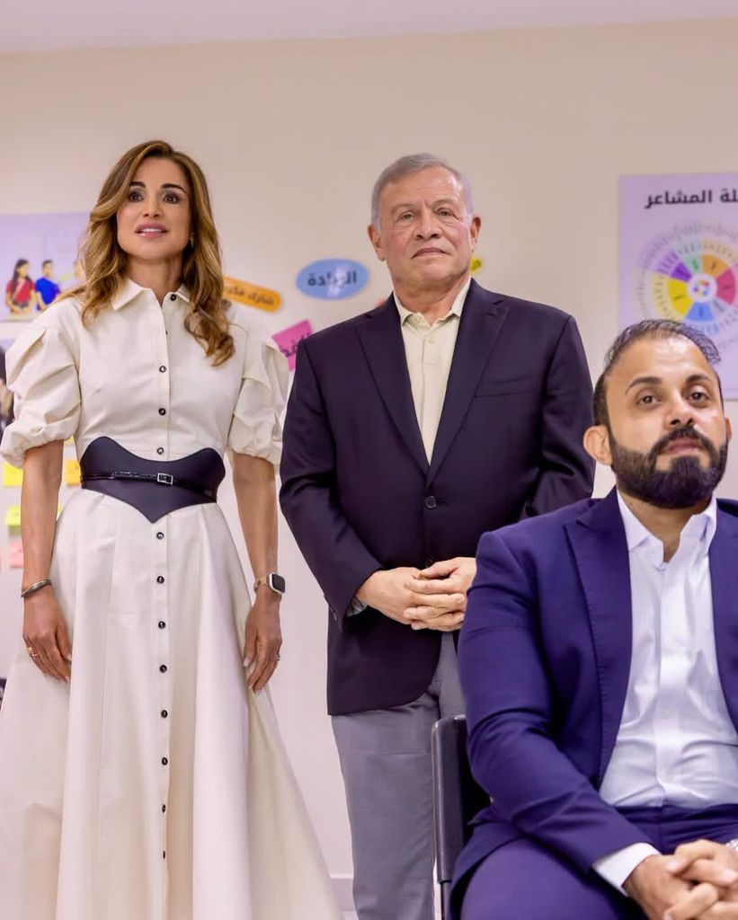La reina Rania de Jordania junto a Abdalá II en una visita a una escuela de Aqaba por el Día Mundial de los Docentes, 2026.