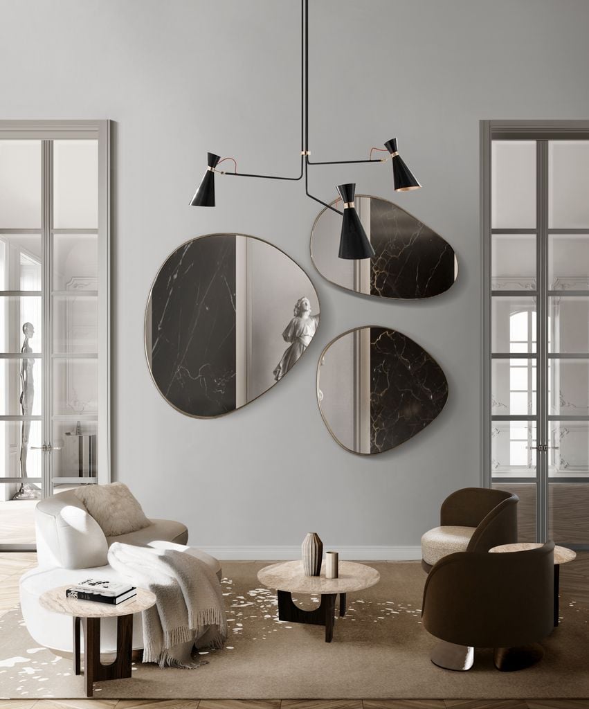 Pared decorada con una composición de tres espejos de formas orgánicas