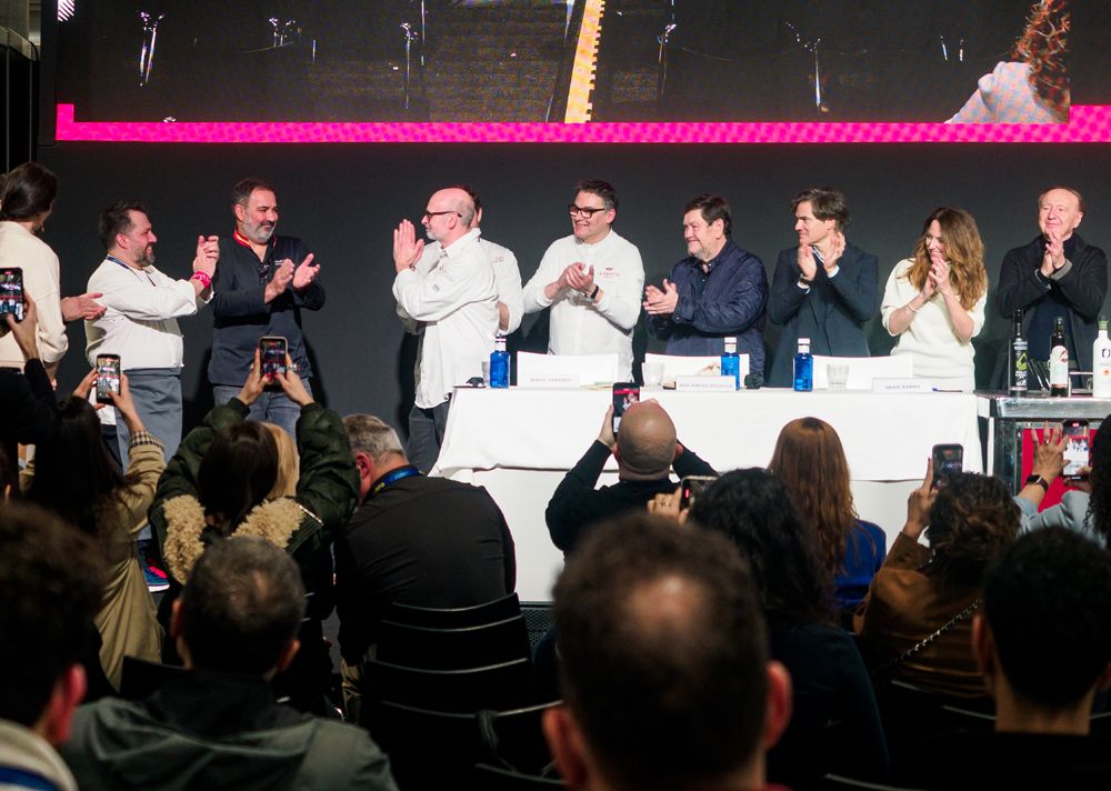 El jurado y resto de finalistas aplauden al pastelero Eric Ortuño después de que se hiciera público el veredicto.