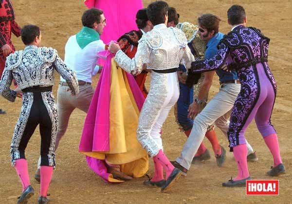 Tras la grave cogida, el torero fue asistido por su cuadrilla y por Juan José Padilla 
