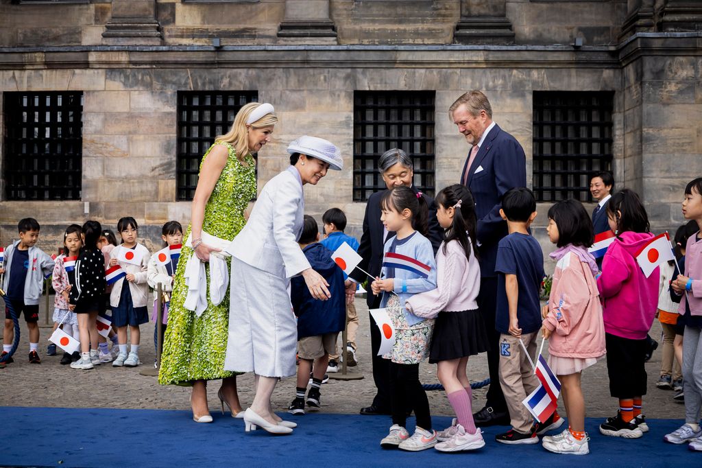 Guillermo y Máxima de Holanda reciben a unos niños japoneses ante la presencia de los emperadores Naruhito y Masako