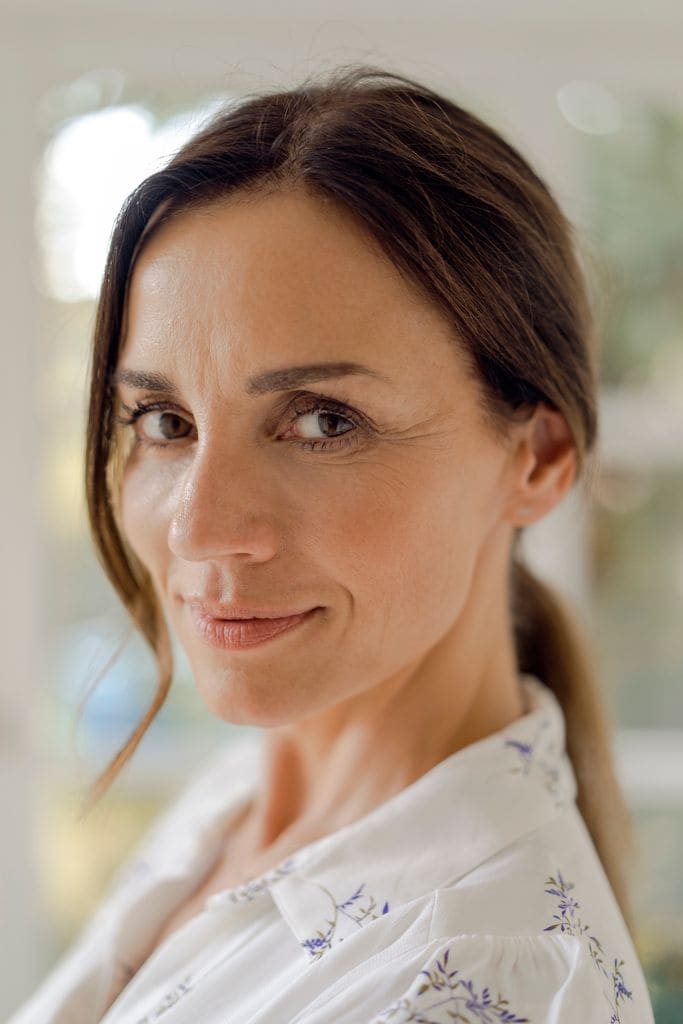 Rostro de mujer morena con coleta baja