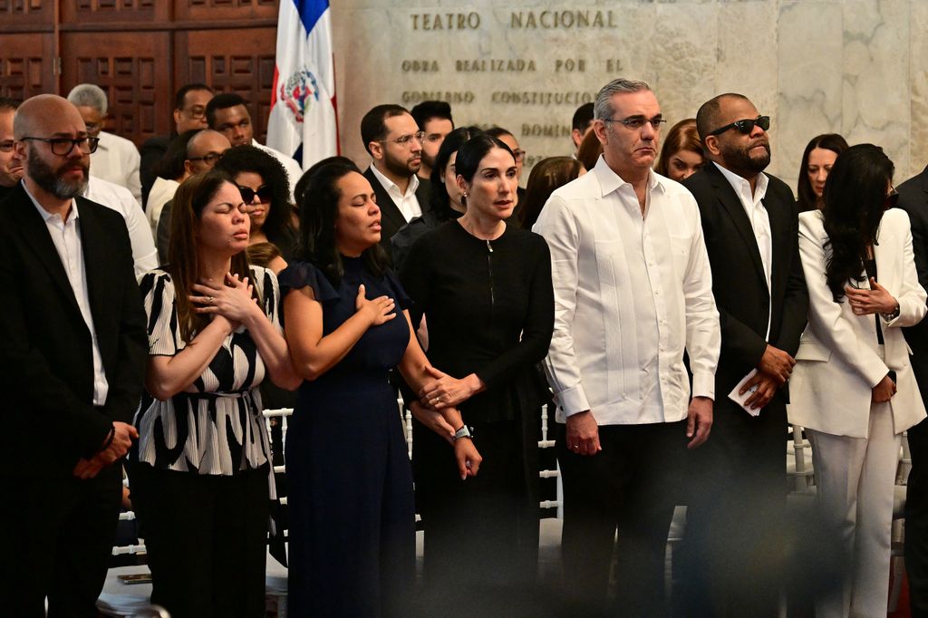 Familiares de Rubby Pérez, entre ellos su hija Zulinka, junto al presidente de República Dominicana, Luis Abinader y su esposa, Raquel Arbaje, durante el funeral del cantante