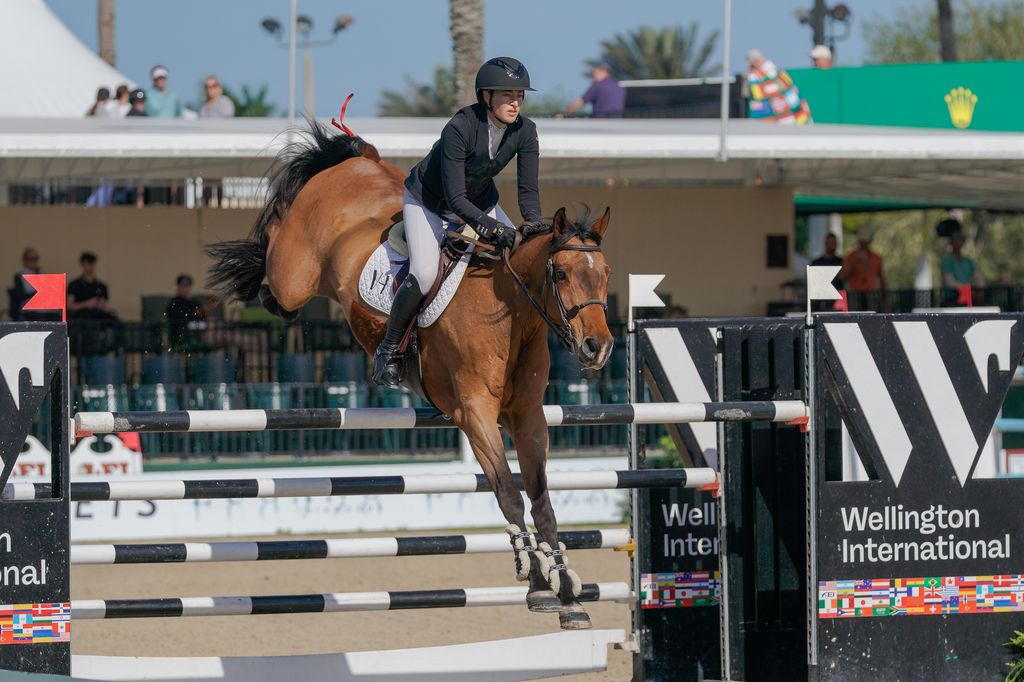 Jessica Springsteen en una competición de hípica