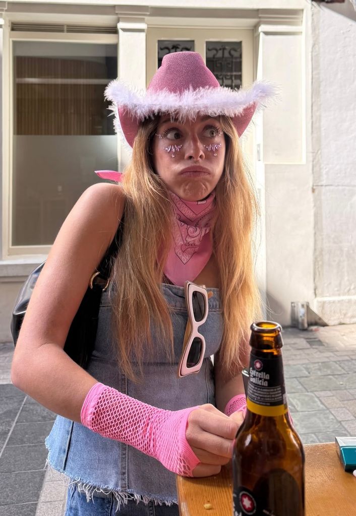 Belén Écija disfruta en Galicia de su segunda despedida de soltera convertida en Hannah Montana