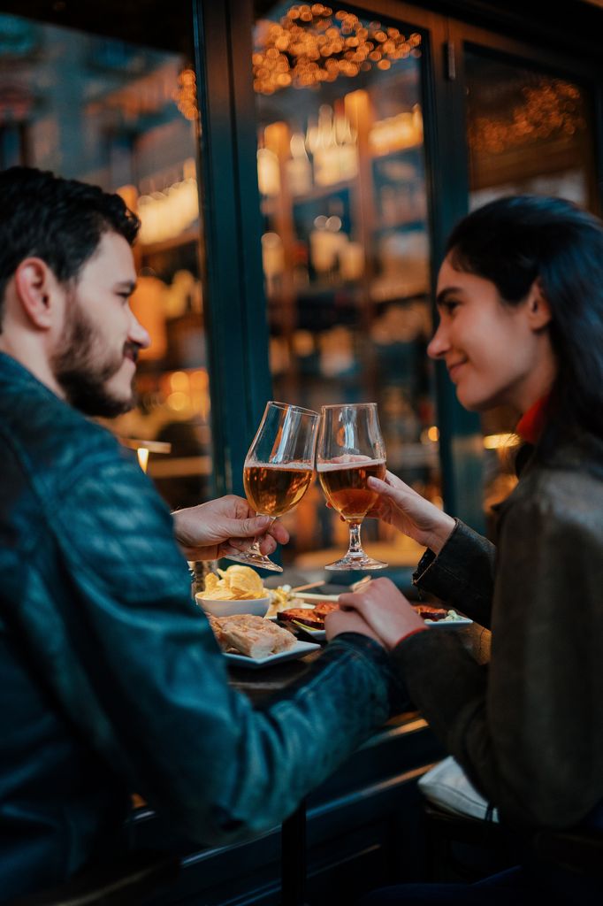 pareja brindis