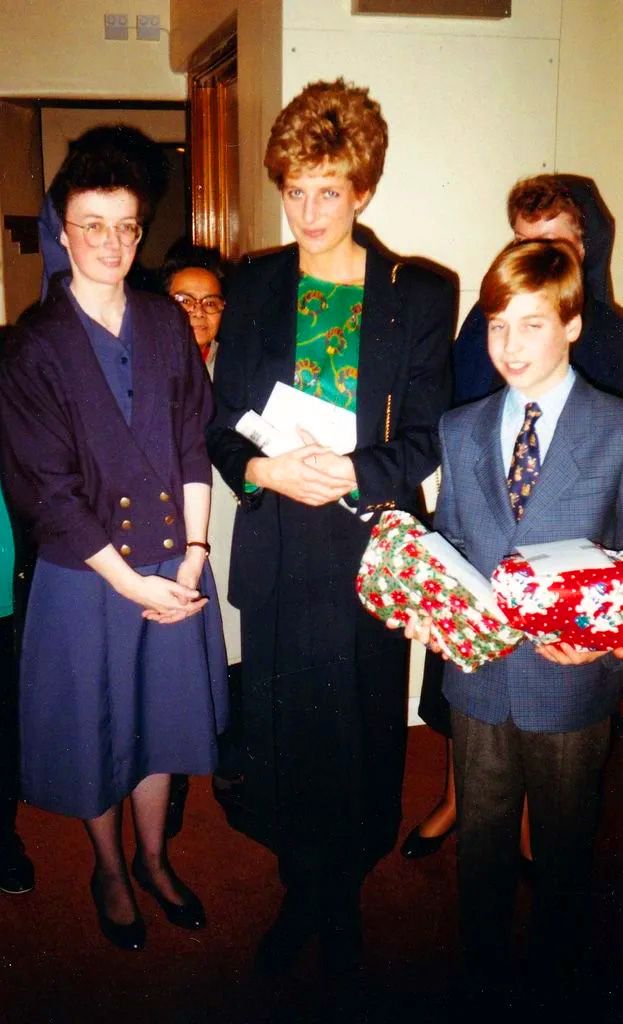 Guillermo de Inglaterra de niño visitando el refugio The Passage con su madre Diana de Gales