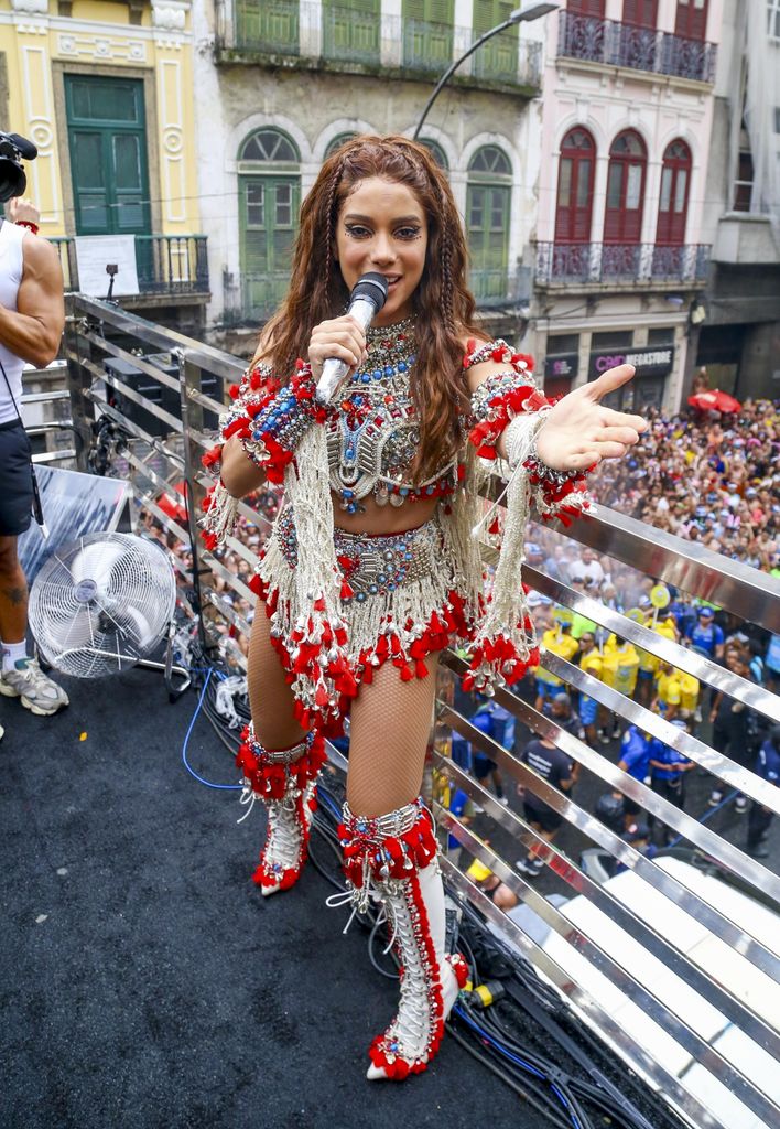 Anitta In Rio Anitta reunió a más de 70 mil personas en su 'Megabloco' en el Carnaval ...