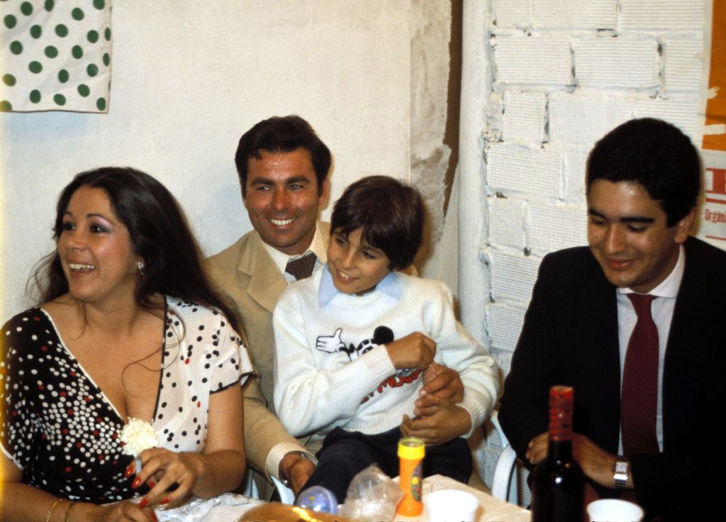 Isabel y Paquirri con el hijo mayor del torero, Francisco Rivera Ordoñez, y el hermano de la cantante, Agustín Pantoja