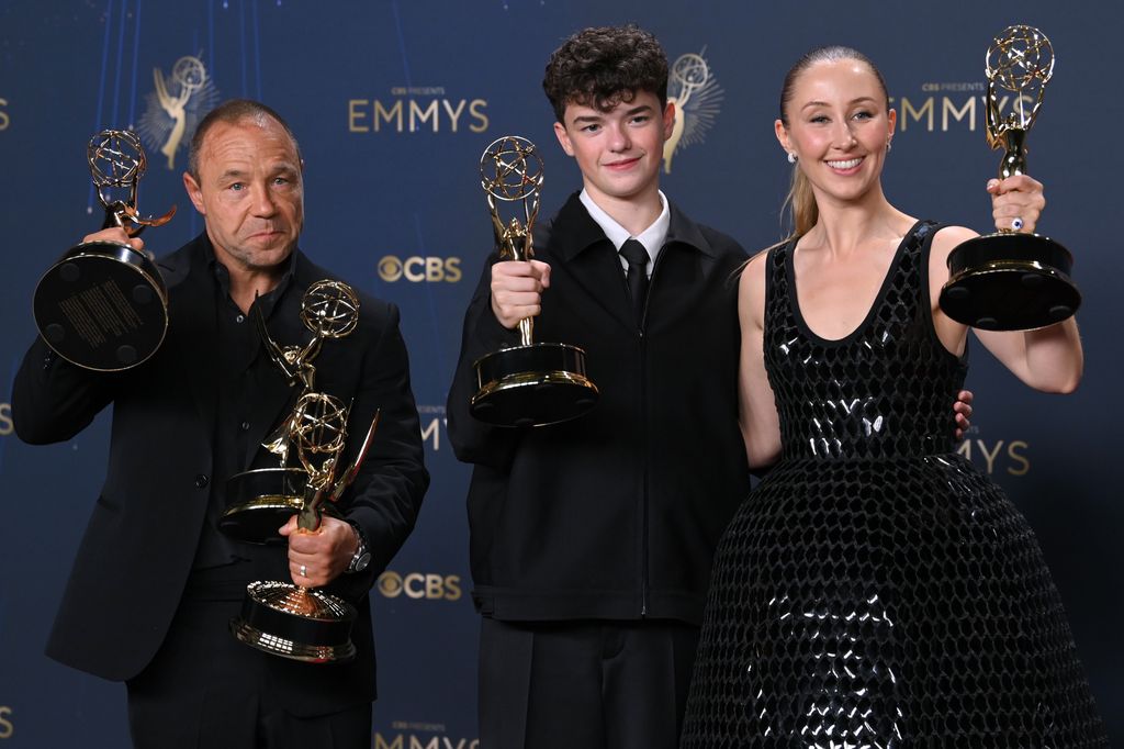 Stephen Graham, Owen Cooper y Erin Doherty, actores de "Adolescencia", con sus galardones en los Premios Emmy 2025