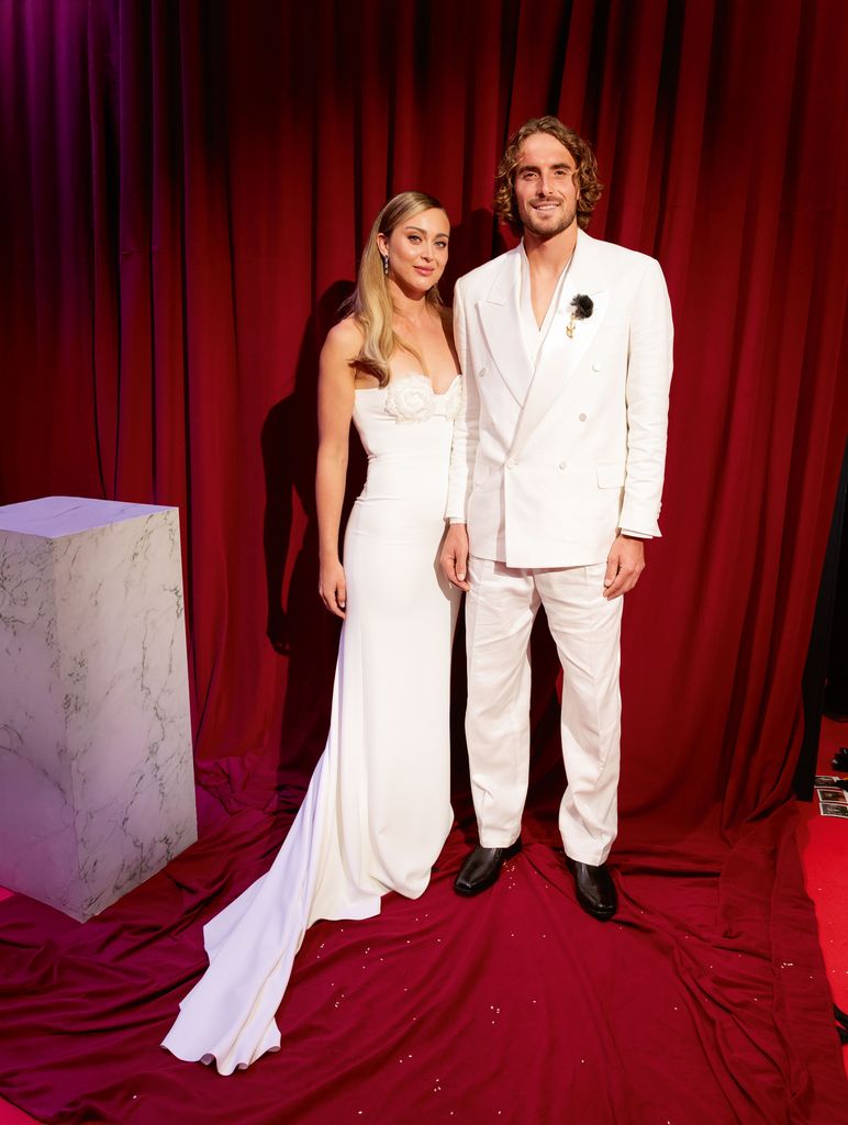 Paula Badosa y Tsisipás posan juntos en los Laureus 2025