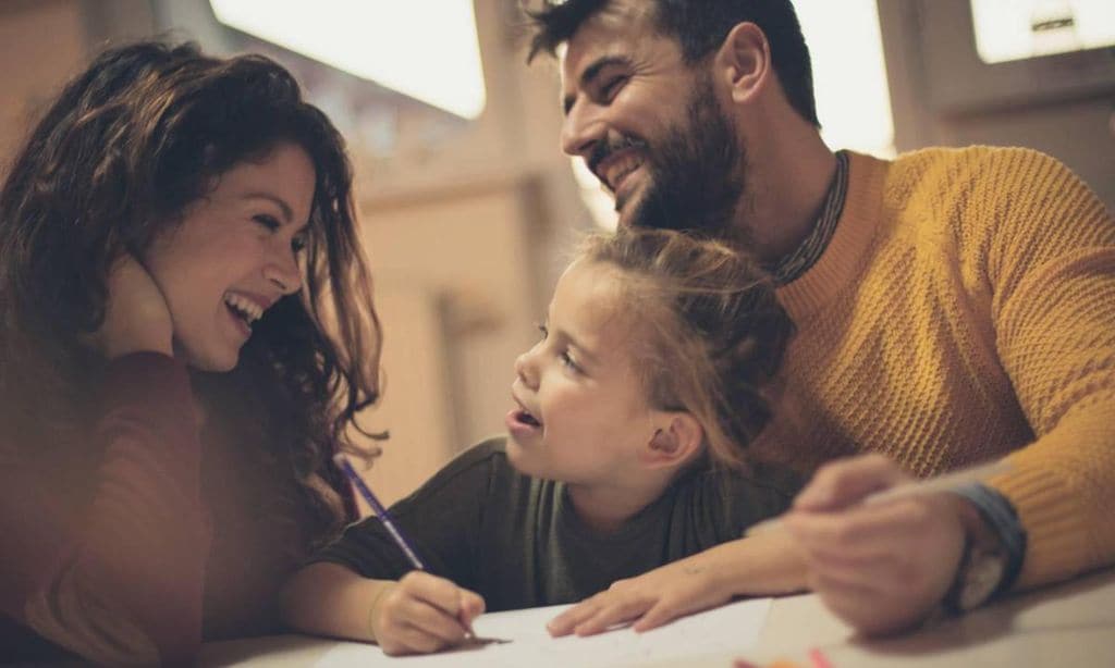 pap s ayudando a su hija a escribir la carta a los reyes magos