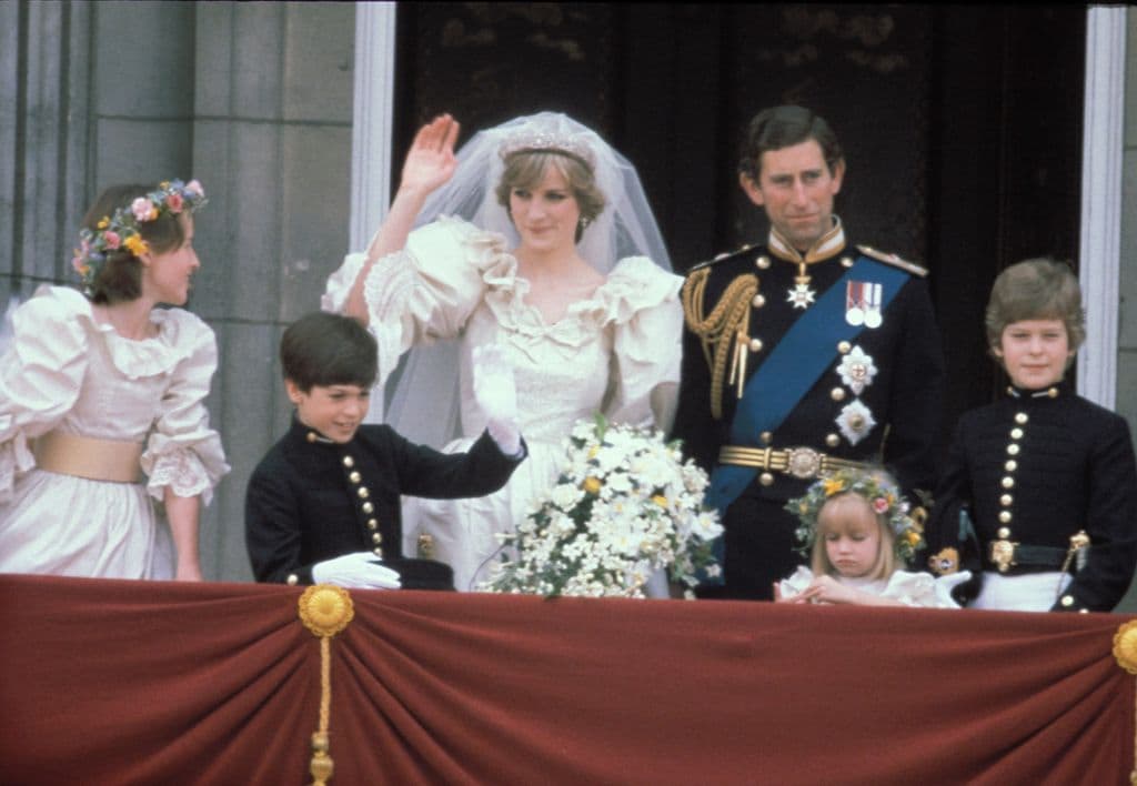 Plano medio de Diana de Gales y Carlos III saludando desde su balcón tras su boda