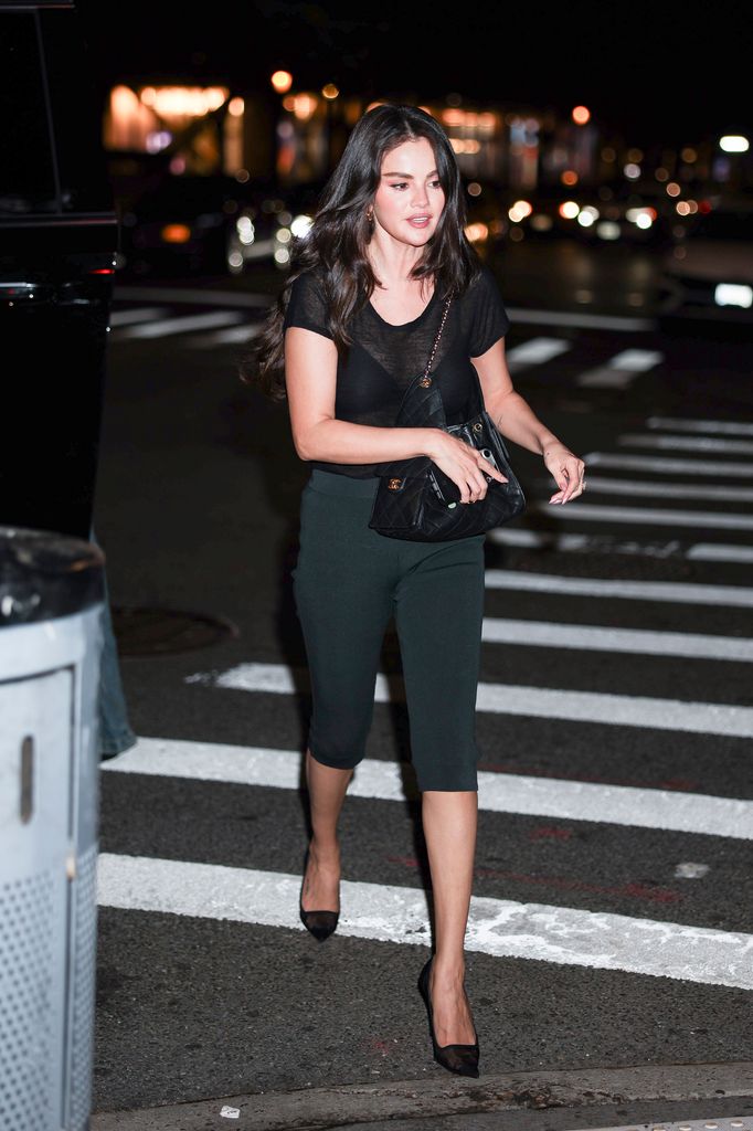 'Leggings' capri con zapatos de tacón bajo.