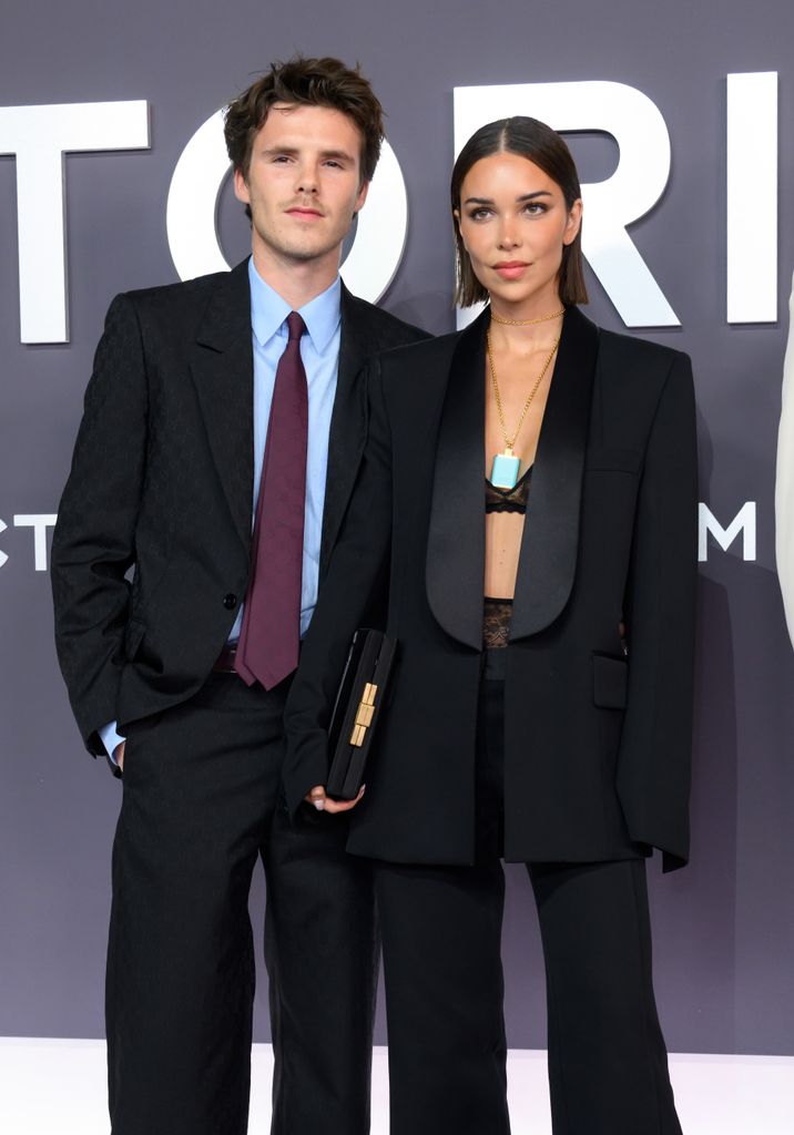 Cruz Beckham y Jackie Apostel en el estreno del documental de Victoria Beckham en Londres, el 8 de octubre de 2025