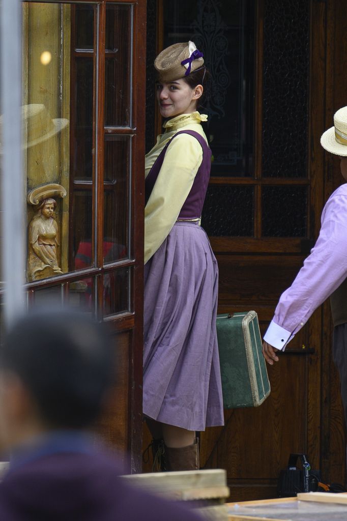 Suri Noelle, hija de Katie Holmes y Tom Cruise, debutó en el Festival Fringe de Edimburgo con 'Midsummer!'.