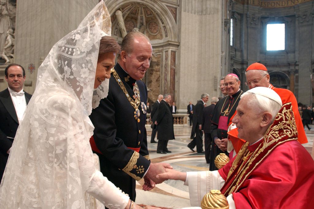 Los reyes Juan Carlos y Sofía en la misa de inicio de Pontificado de Benedicto XVI en abril 2005