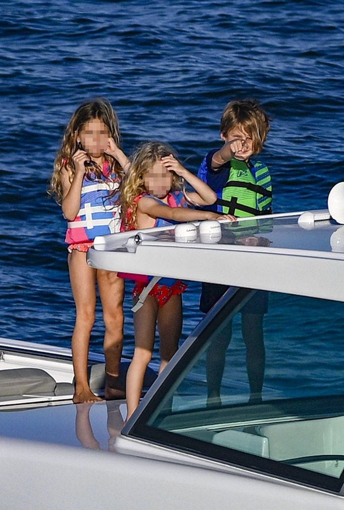 Lucy, Mary y Nicholas se divirtieron en su salida en bote. 