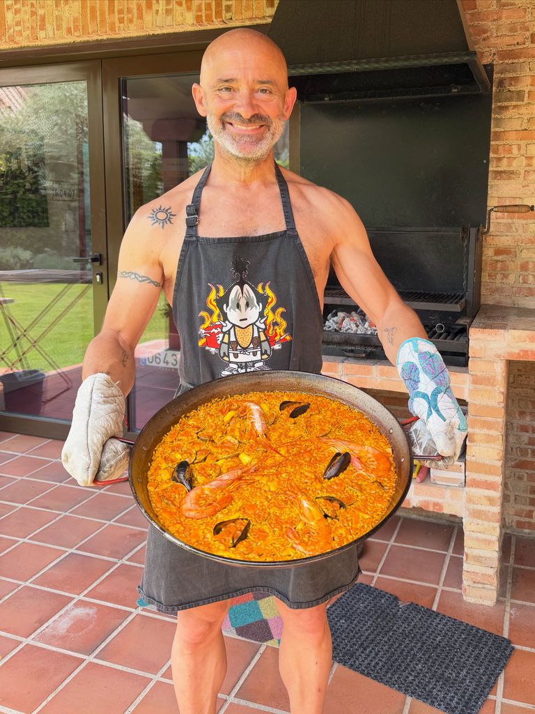 Antonio Lobato muestra su primer arroz de este verano.