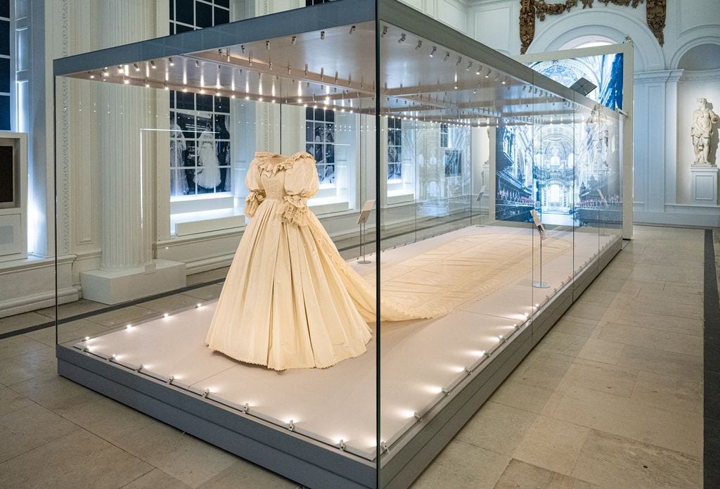 Plano entero del vestido de boda de Diana de Gales expuesto en el Knesington Palace
