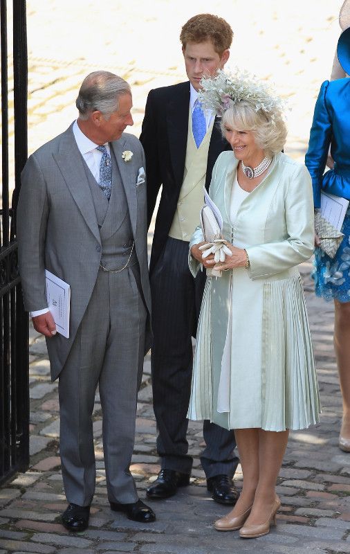 Los reyes Carlos y Camilla con el príncipe Harry en la boda de Zara Philips y Mike Tindall