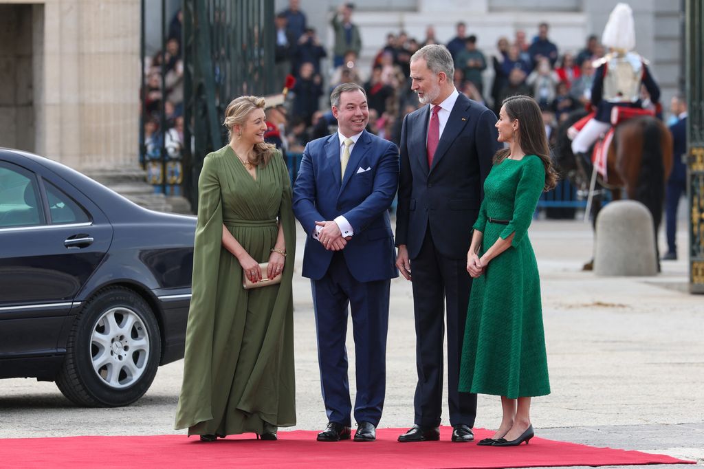 Un impresionante conjunto con capa verde y un traje clásico: Stéphanie de Luxemburgo derrocha complicidad con la reina Letizia en su visita a España