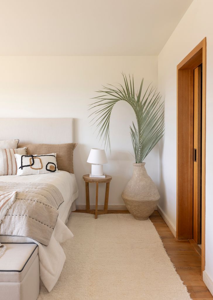Dormitorio decorado con materiales naturales. 