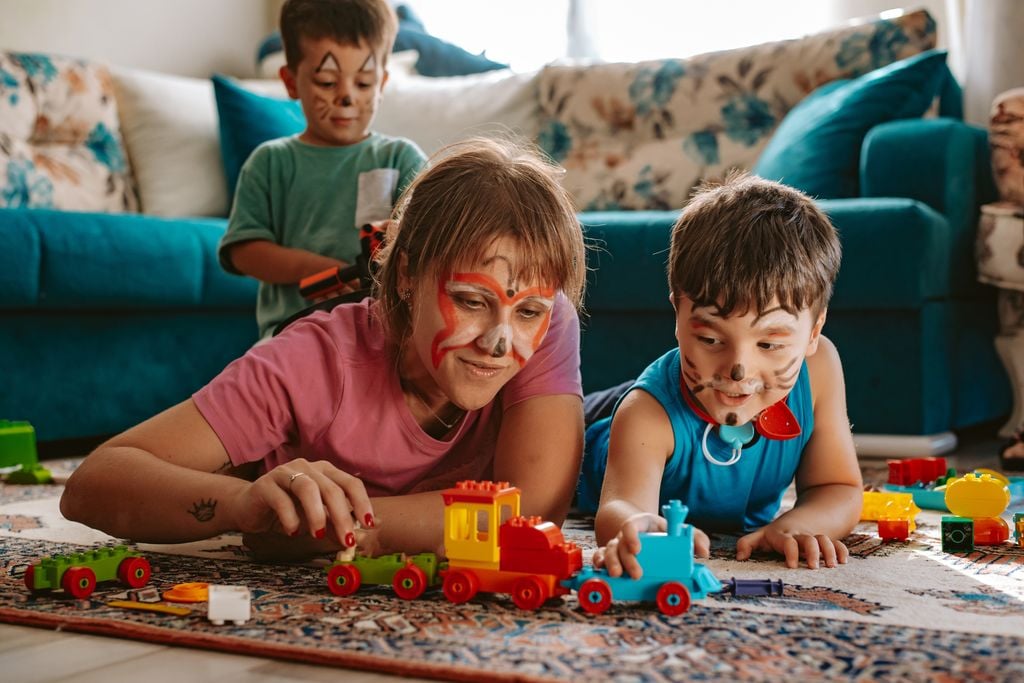 Madre juega con sus hijos