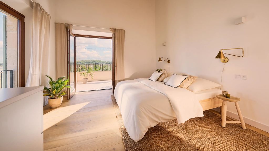 La finca cuenta con piscina, jardín mediterráneo y más de 200 metros cuadrados de superficie construida