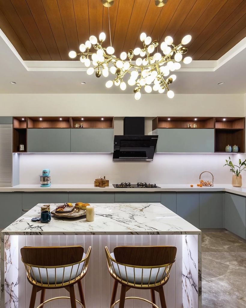 Cocina con barra iluminada