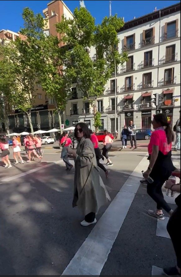 Paz Vega viendo la Carrera de la Mujer 2025