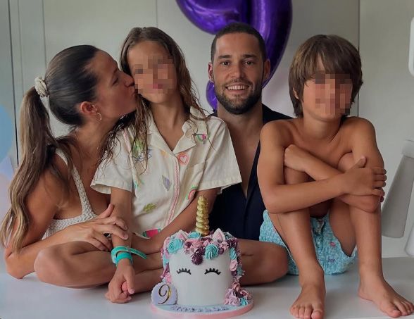 La familia celebrando el noveno cumpleaños de la mayor de los hermanos