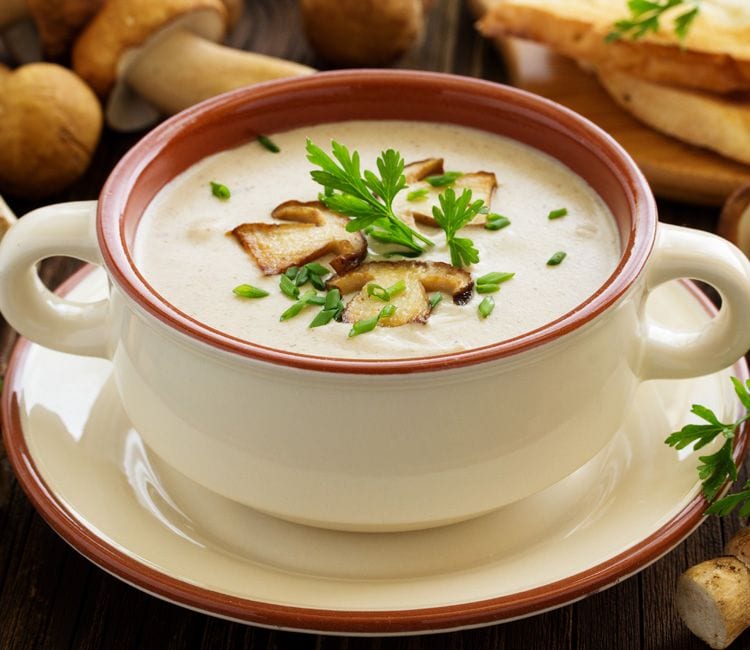 Crema de pavo con setas y batata al romero