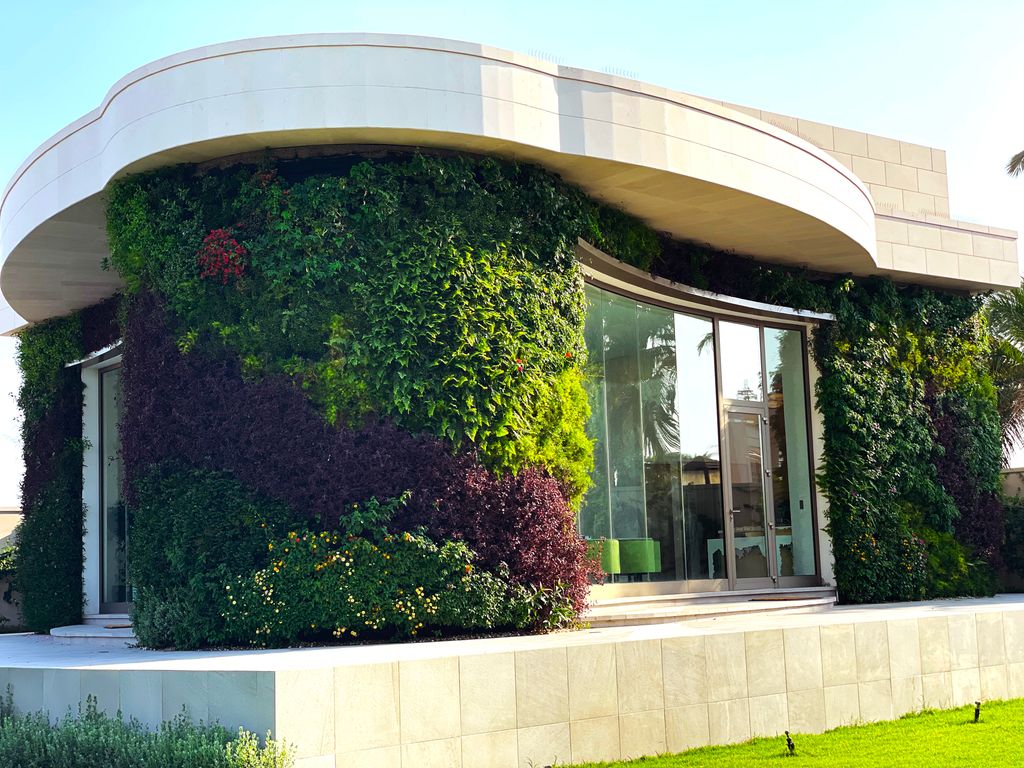 Detalle de la vegetación en una fachada verde con plantas vivas en una vivienda unifamiliar
