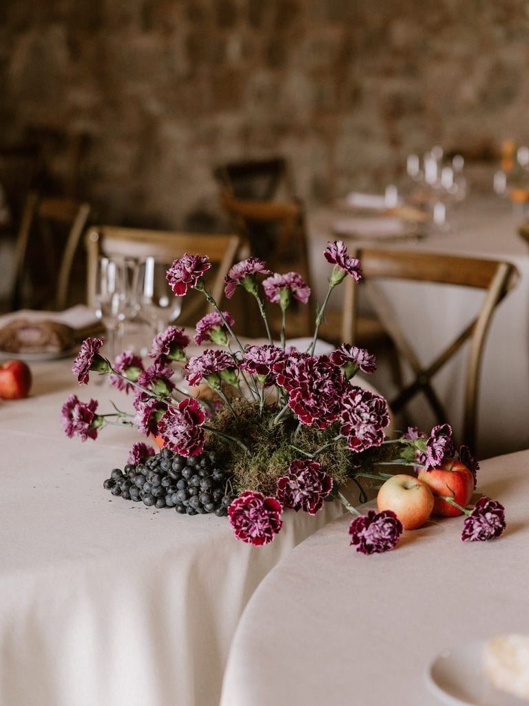 Decoración de bodas con claveles esculturas florales