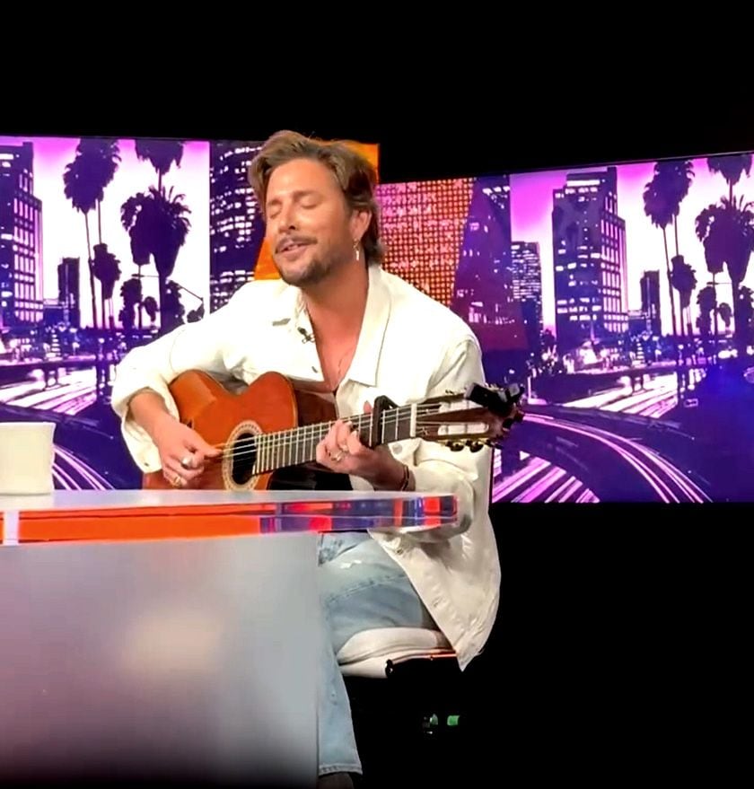 Manuel Carrasco toca en directo en la cadena estadounidense
