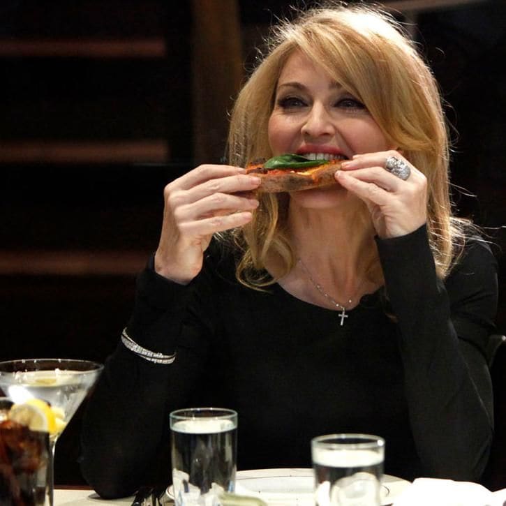 madonna comiendo pizza